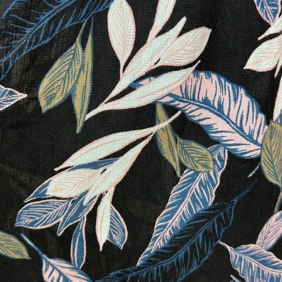 Torrid Textured Woven Gauze Cami Top 4X Black Palm Leaf Sharkbite Hem - Picture 4 of 10